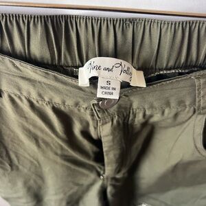 Vine and Valley Women’s Small Olive Green Cargo Pants never worn